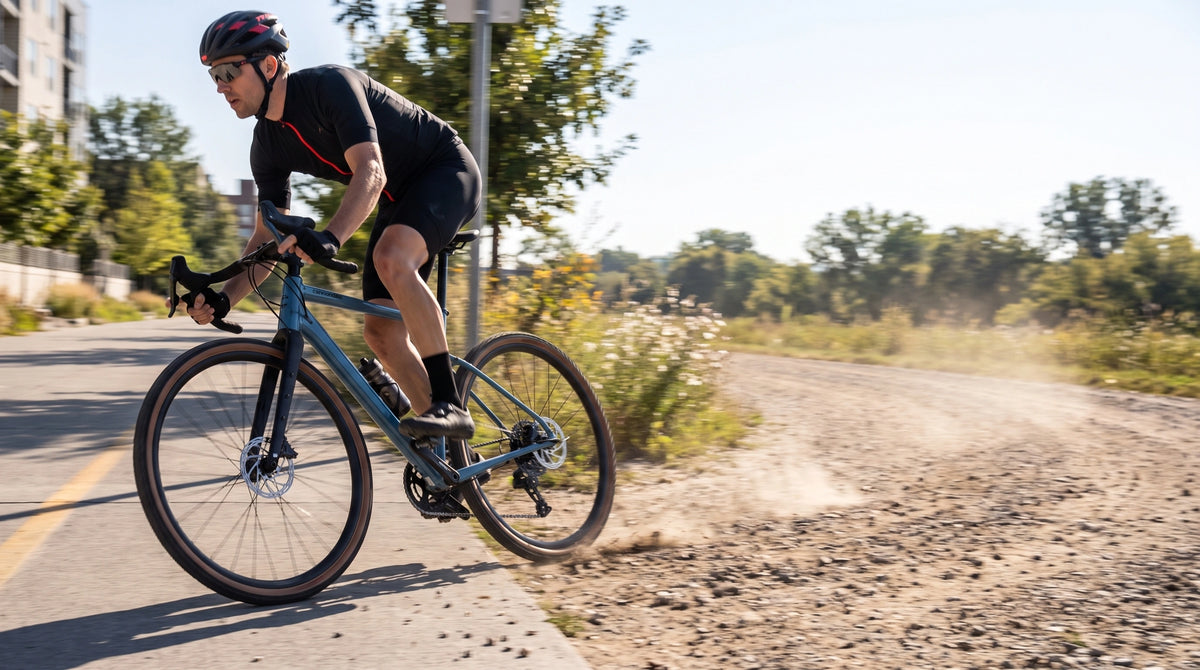 Ciclista en bicicleta gravel Cannondale pasando del pavimento a la terracería